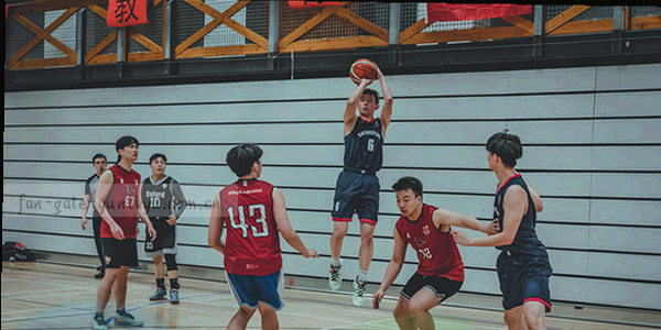 答疑概念抽象图形，对话气泡与问号组合